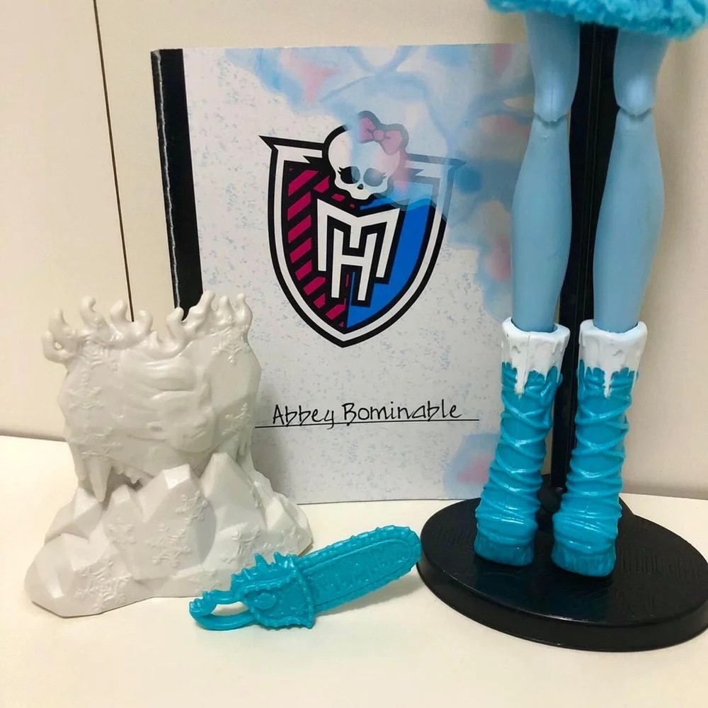 Monster High Doll: Art Class - Abbey Bominable - Picture 2 of 3